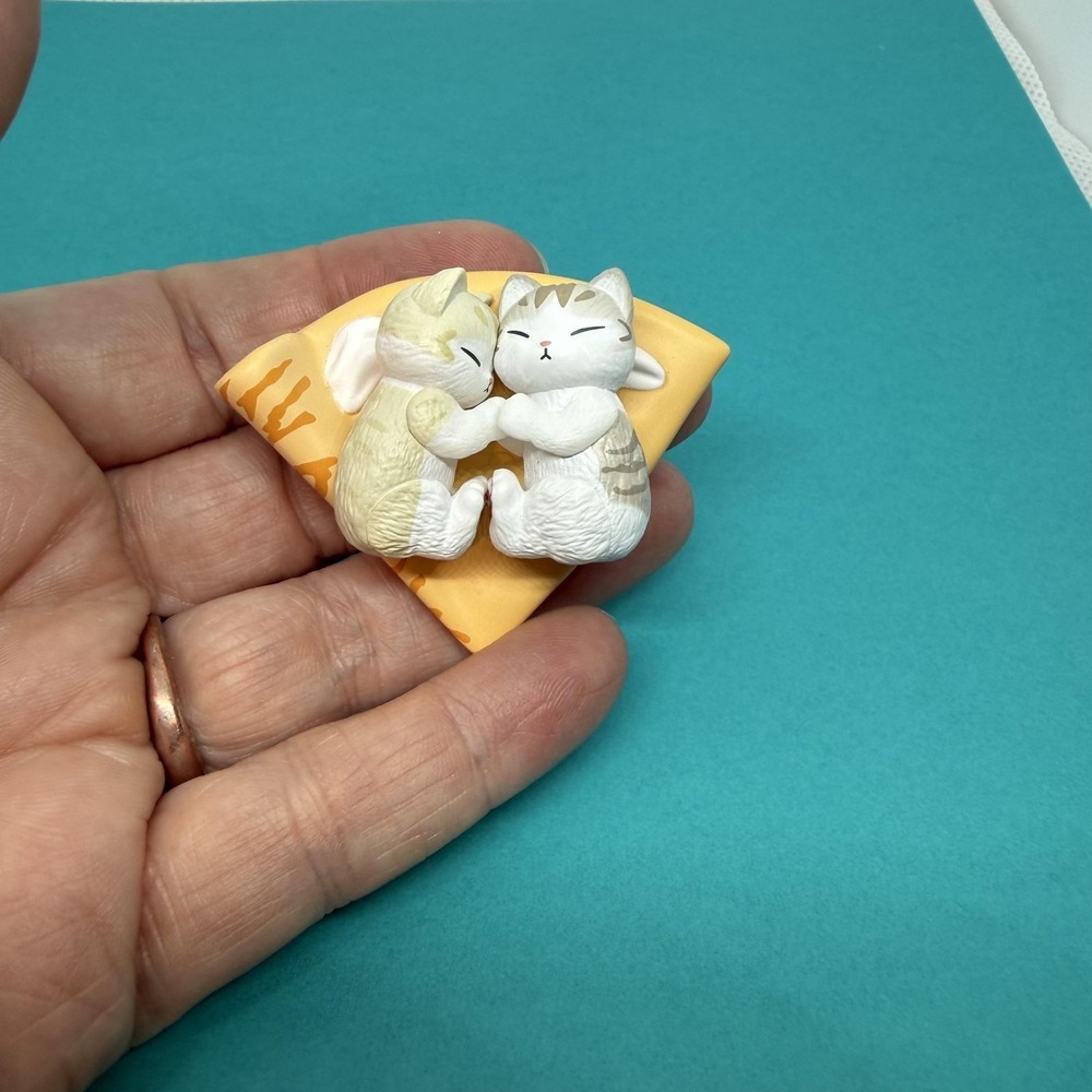 Mofusand Cute Chubby Cat Figurine Resin Yellow White Kawaii Crepe Collectible